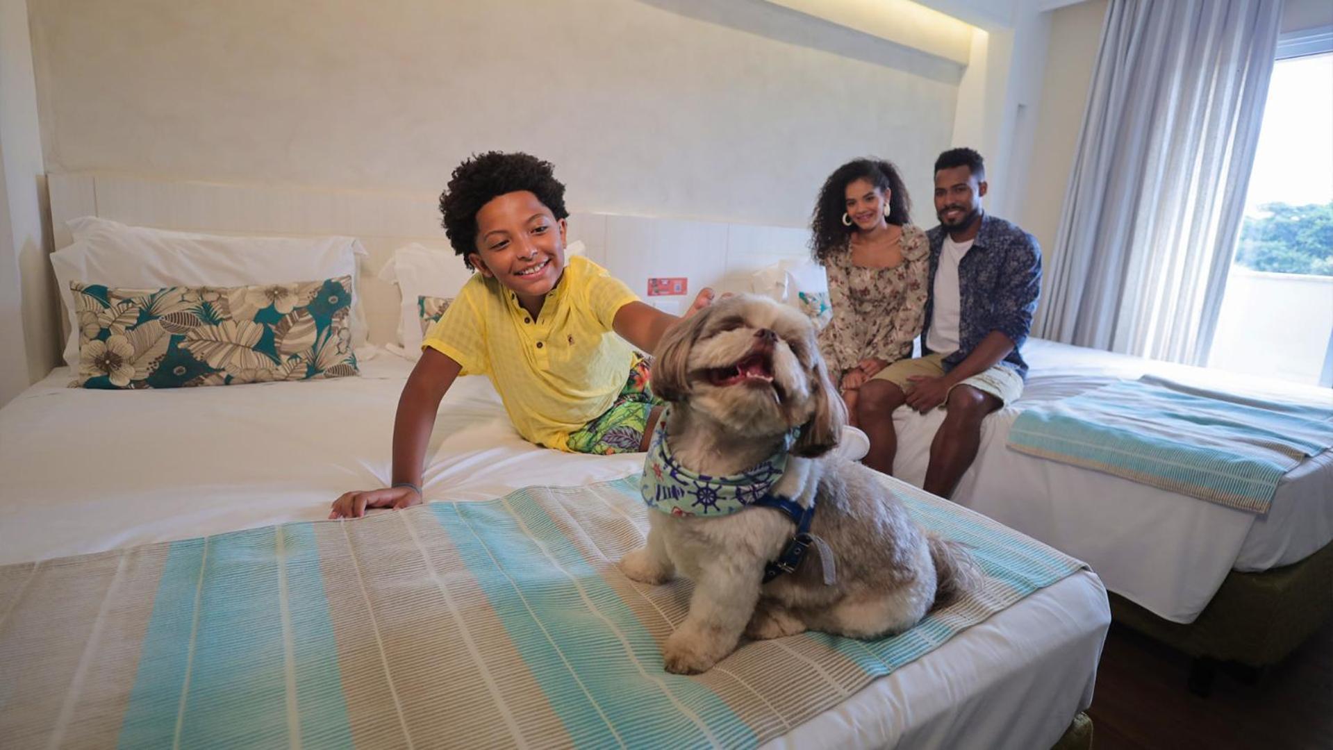 Celebration Resort Olimpia By Hot Beach Exterior photo Family with their pet at the hotel